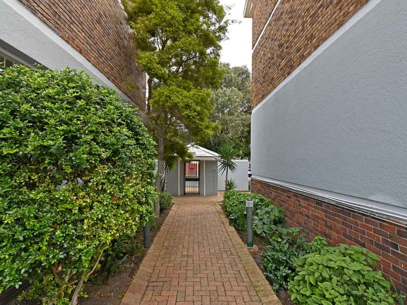 Spacious Two-Bedroom Apartment with Parking Bay - Photo 2