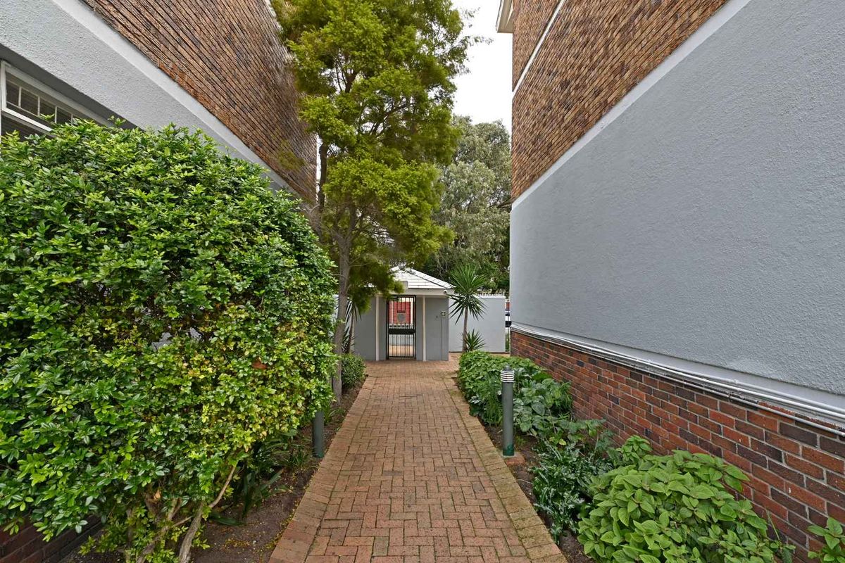 Spacious Two-Bedroom Apartment with Parking Bay - Photo 2