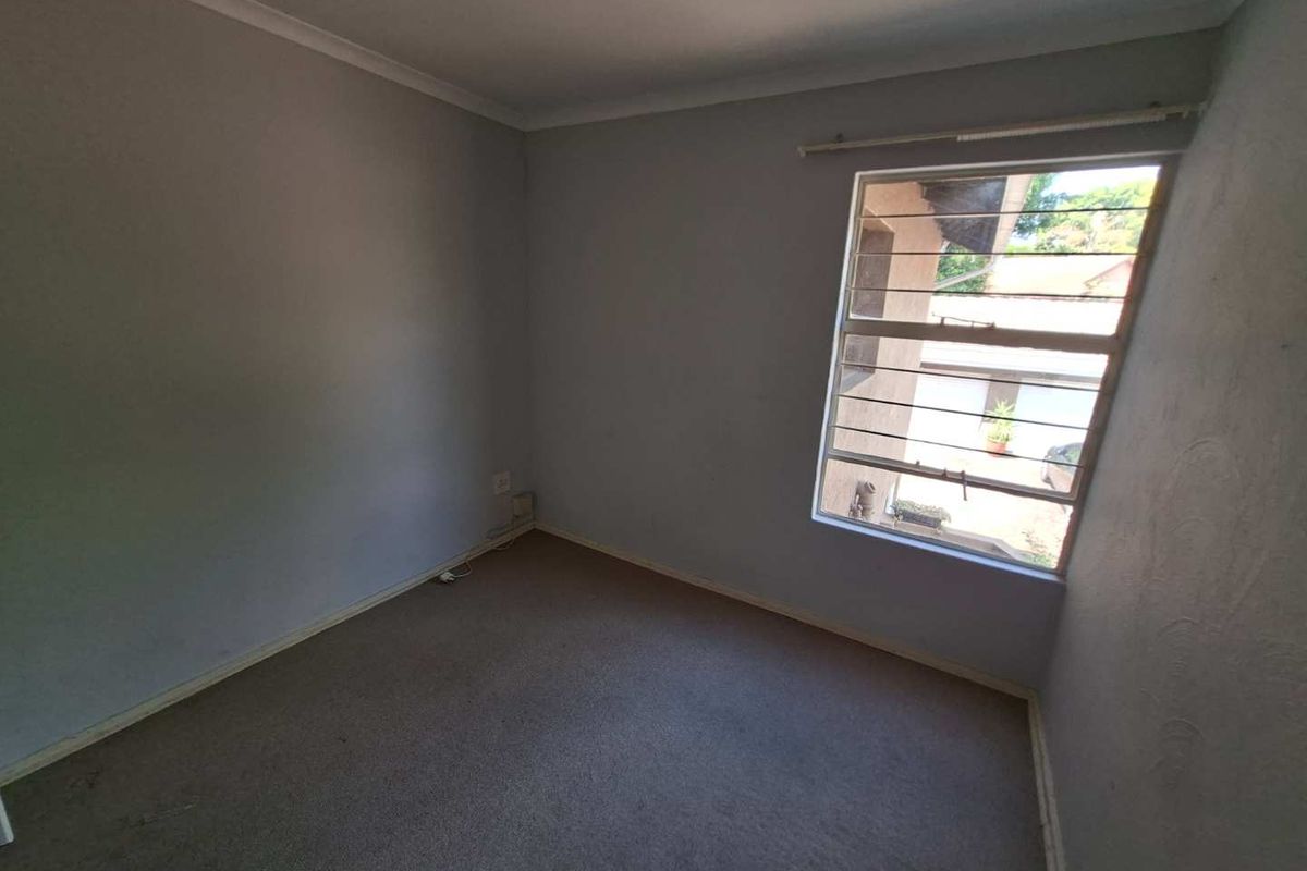 STYLISH DUPLEX IN A BOOMED OFF AREA - Photo 4