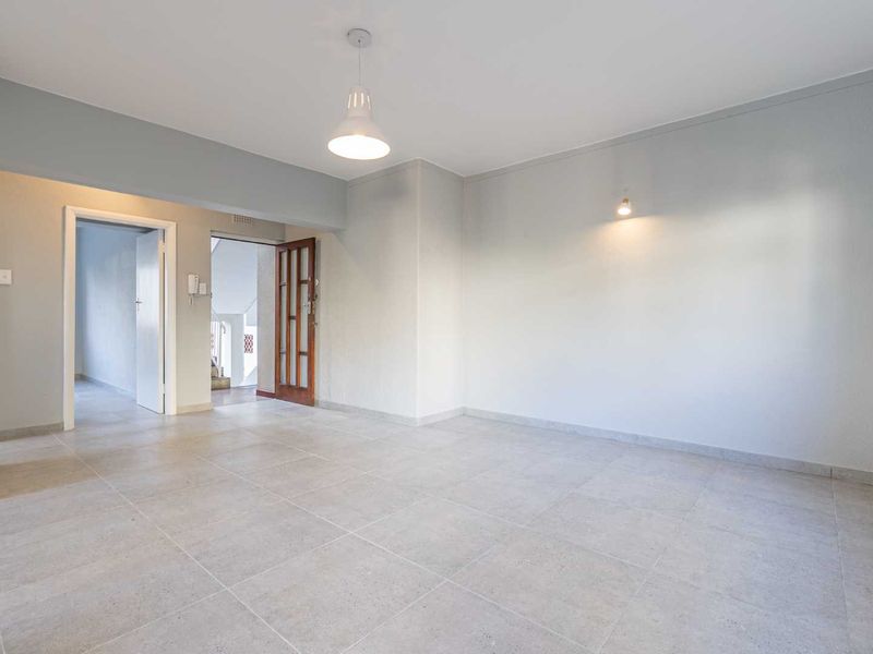 Exceptional Position Close to Sea Point’s Lively Cosmopolitan Scene - Photo 9