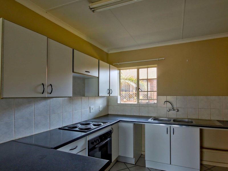 First-floor, 2 bed 1 bath unit in Faerie Glen - Photo 3