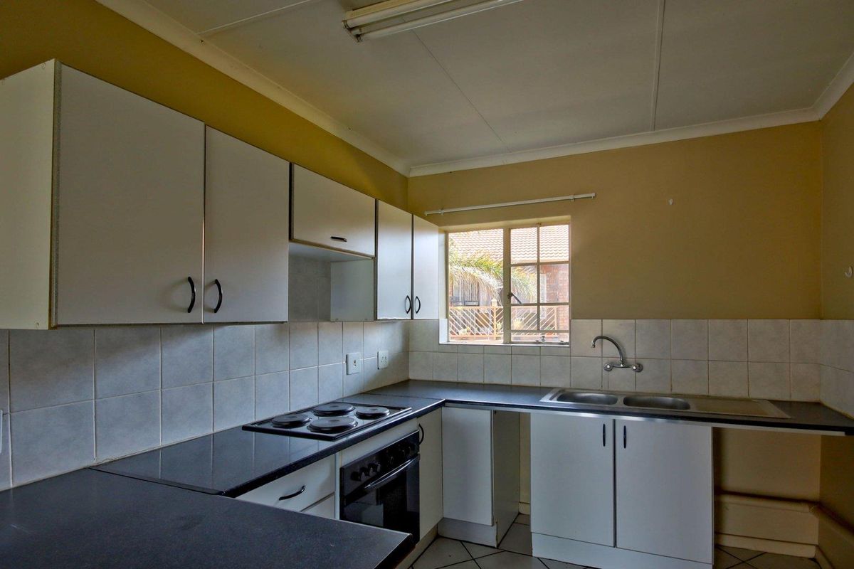 First-floor, 2 bed 1 bath unit in Faerie Glen - Photo 3