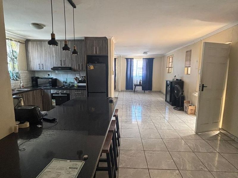 Beautiful free standing property ready for you. - Photo 4