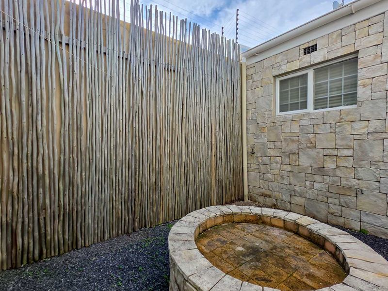 Two bedroom house to let in Buitenkant Street, Gardens. - Photo 4