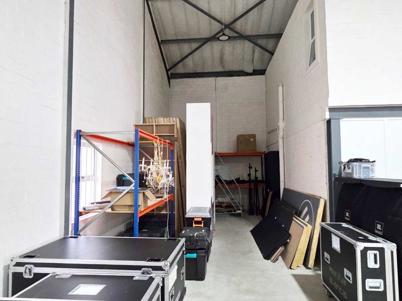 Double Volume Warehouse in Excellent Condition - Photo 6