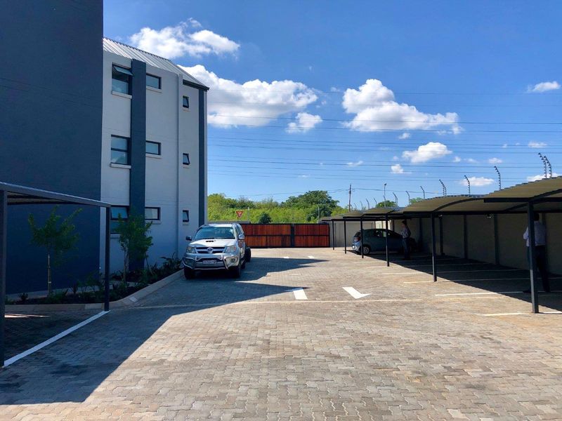 EXCLUSIVE BACHELOR PAD - EXCELLENT SECURITY-GOLF ESTATE - Photo 5