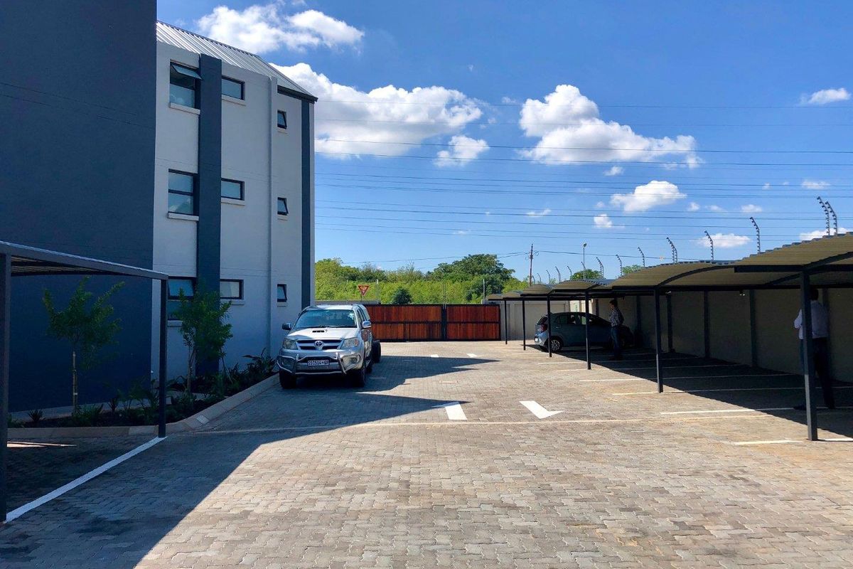 EXCLUSIVE BACHELOR PAD - EXCELLENT SECURITY-GOLF ESTATE - Photo 5