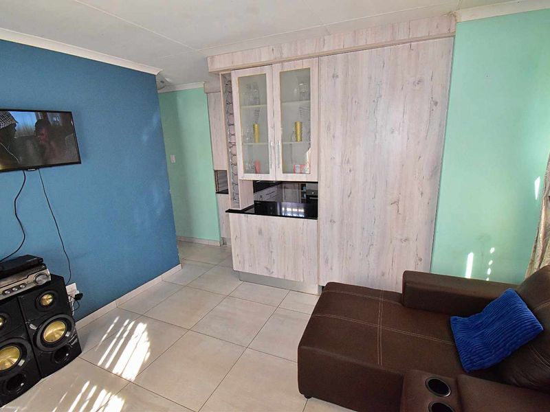 3 Bedroom, 2 Bathroom Home in Klippoortje - Photo 7