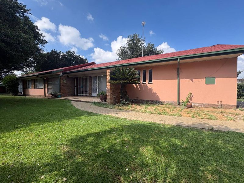 Spacious, Secure & Full of Charm - A Perfect Family Retreat - Photo 3