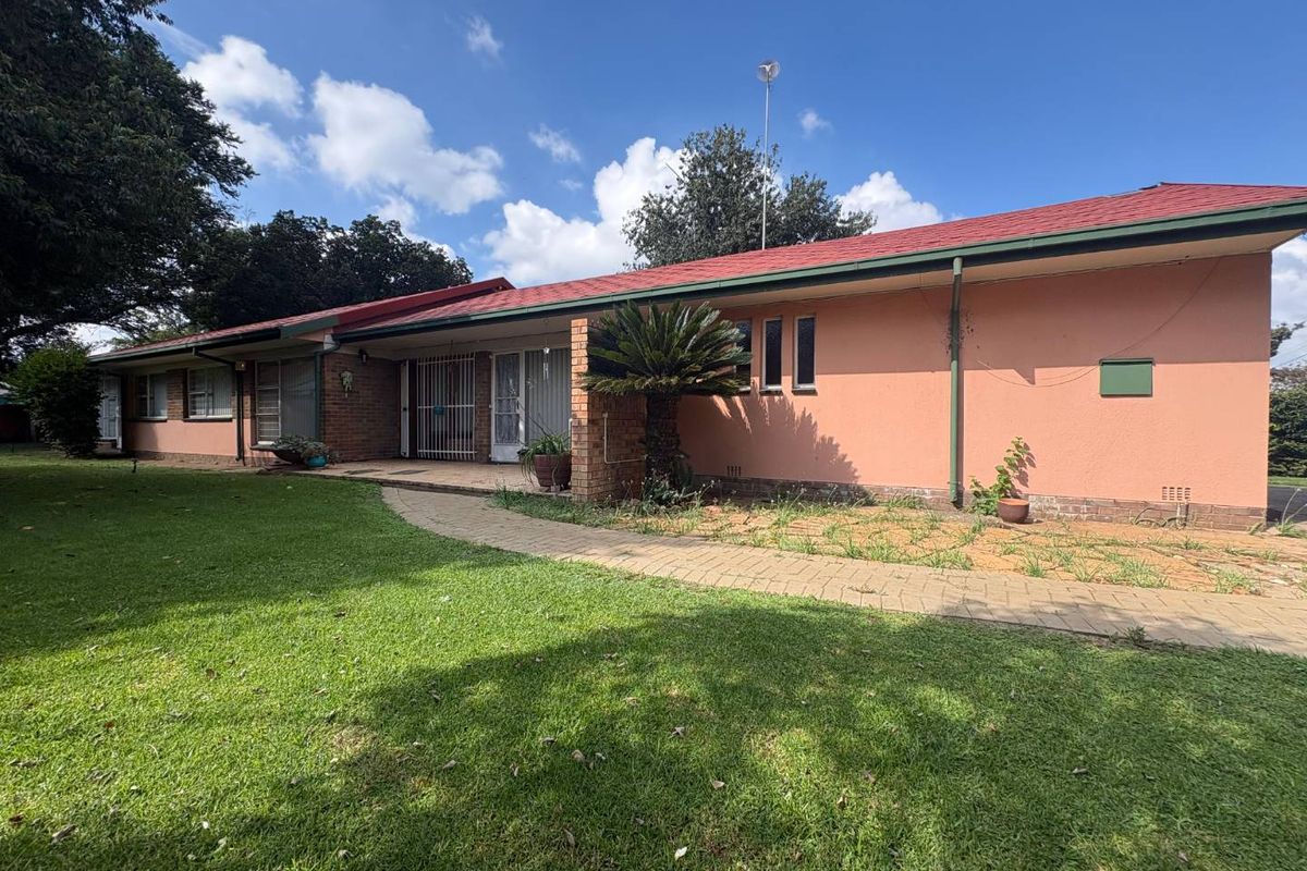 Spacious, Secure & Full of Charm - A Perfect Family Retreat - Photo 3