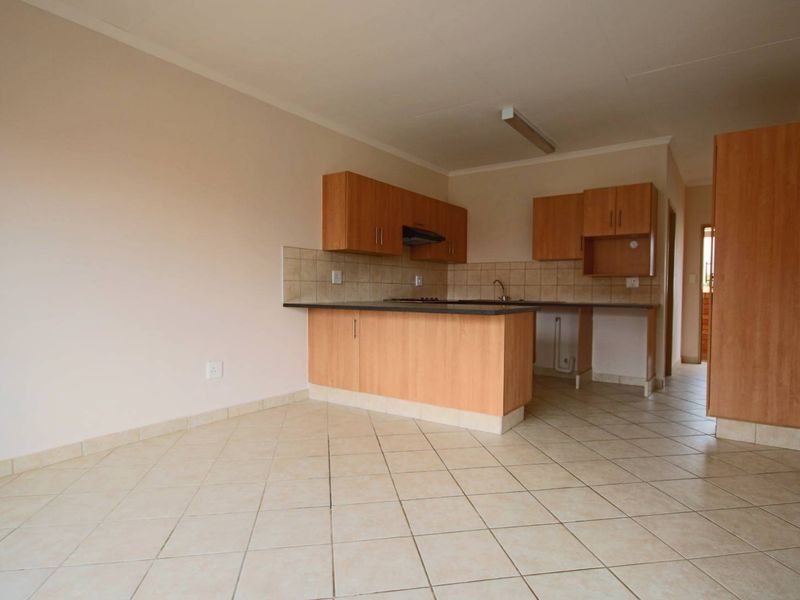 Perfect 2-Bedroom, 1-Bathroom, 1Carport Ground-Floor Apartment - Photo 3