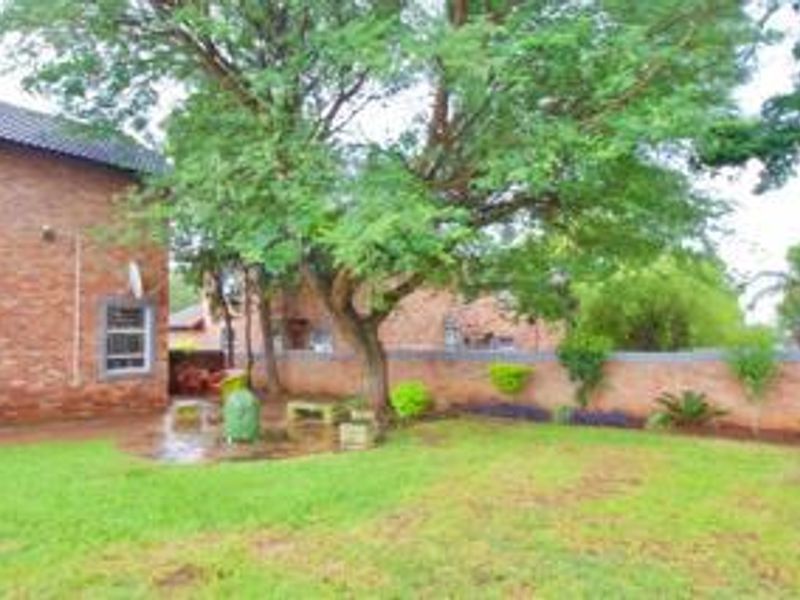 HEUWELSIG ESTATE - FREE STANDING DOUBLE STOREY - 3 BED - 2 BATH - 2 LVING - 2 LOCK-UP GARAGES - Photo 4