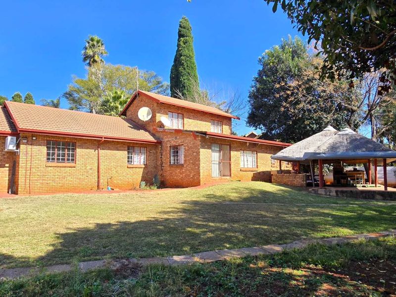 Secure, Spacious 5-Bedroom Home with 2 Flatlets, Garden, Pool & More - Photo 8