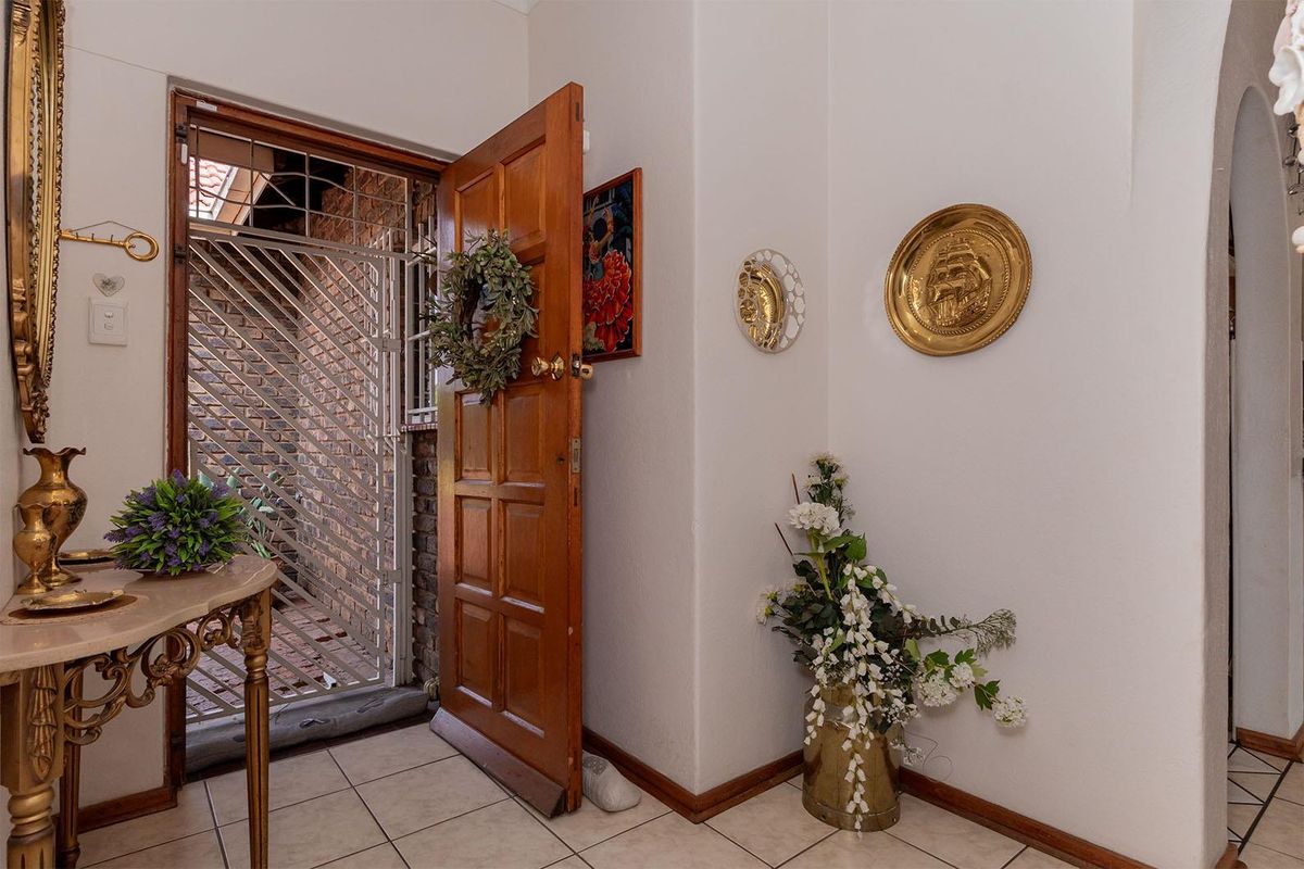 The Perfect Lock-Up-and-Go 3 Bedroom Townhouse in Birchleigh North - Photo 3