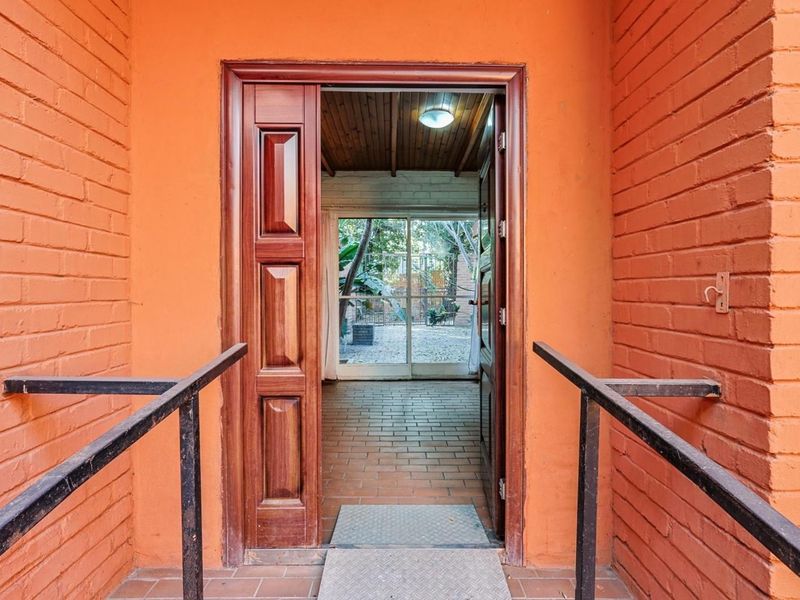 Expansive 9-Bedroom Property on a Generous 1887sqm Lot - Photo 2