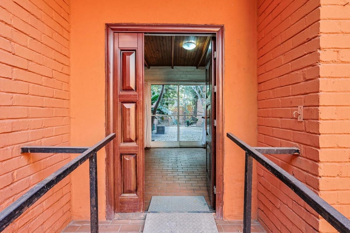 Expansive 9-Bedroom Property on a Generous 1887sqm Lot - Photo 2