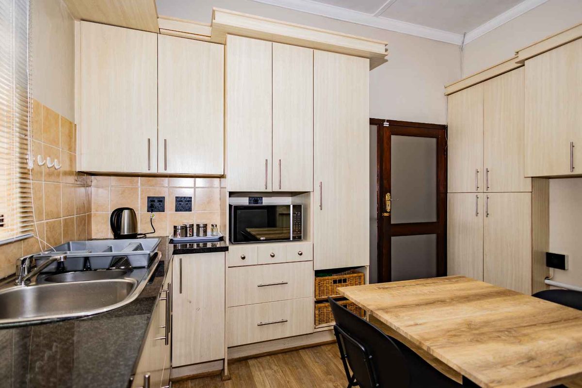 Urban Oaks Guest House - Photo 2