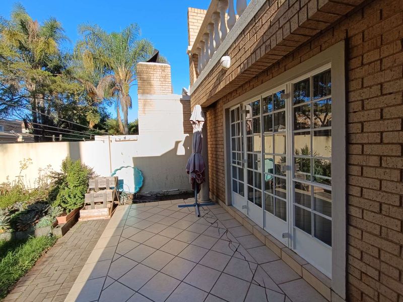 ELDO GLEN ESTATE - FREE-STANDING DOUBLE STOREY TOWNHOUSE - Photo 8