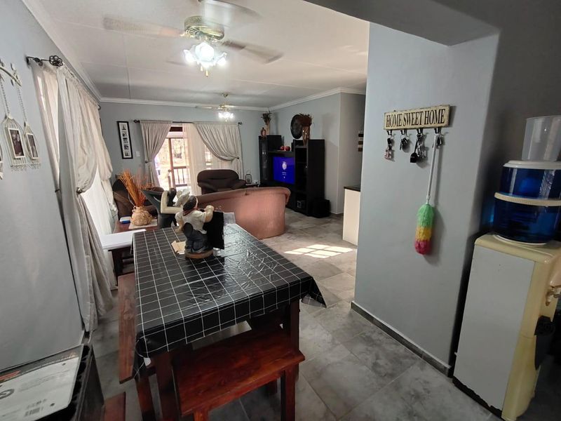 Stunning 2-Bedroom Home with Modern Upgrades - Photo 4