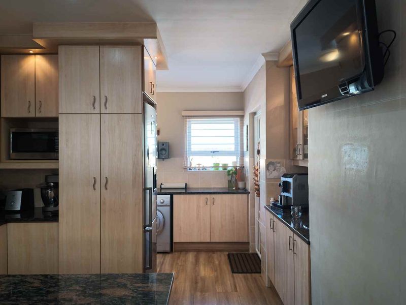 Spacious and Modern Home in a Top Security Estate - Photo 7