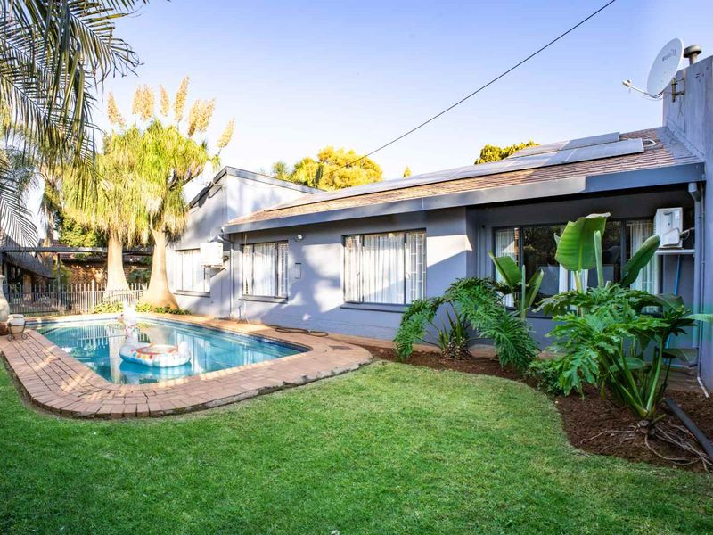 4 Bedroom Beauty For Sale in Waverley - Photo 2