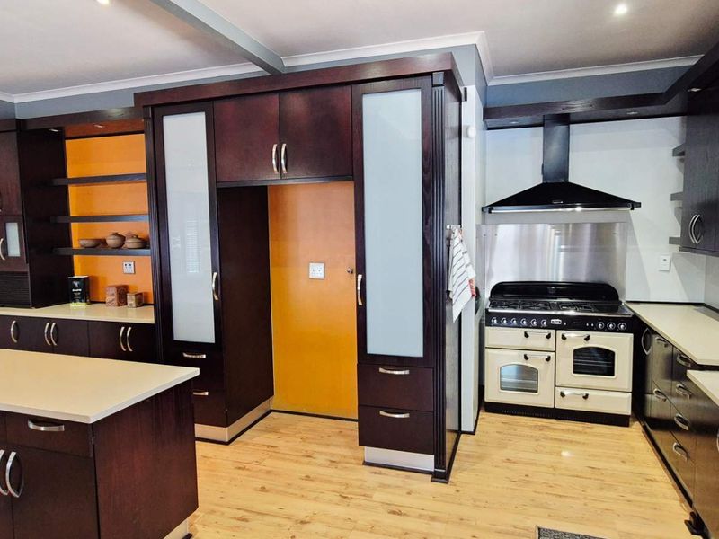 Exclusive Sole Mandate!  This Elegant & Modern Family Home with Luxury Finishes for Sale in Okahandja! - Photo 2