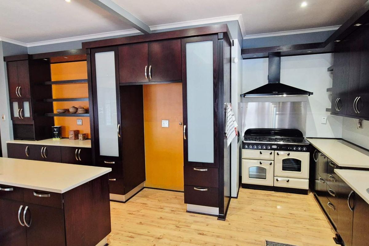 Exclusive Sole Mandate!  This Elegant & Modern Family Home with Luxury Finishes for Sale in Okahandja! - Photo 2