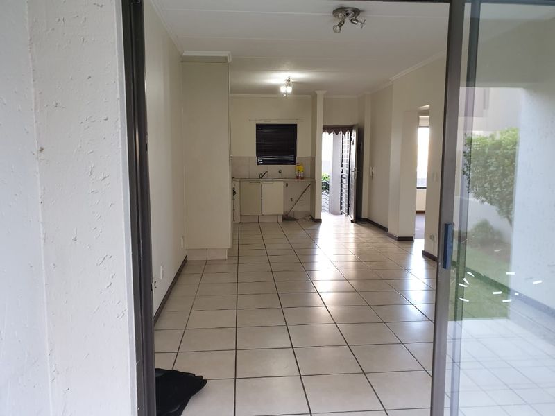 2 Bedroom Well Maintained Garden Apartment - Photo 3