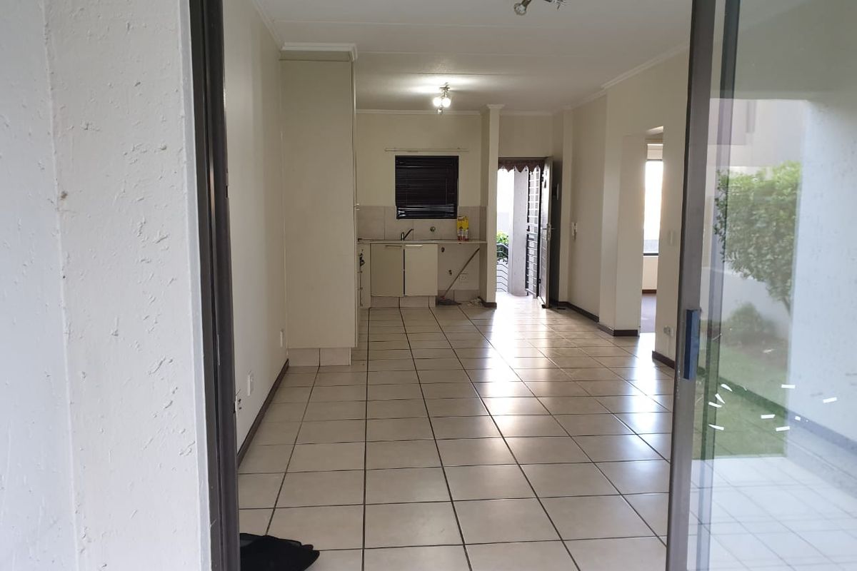 2 Bedroom Well Maintained Garden Apartment - Photo 3