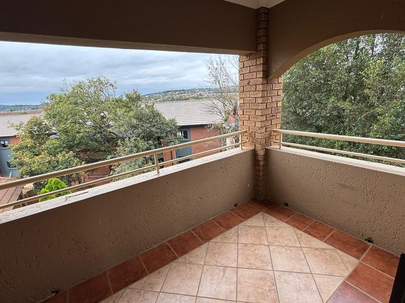 Neat, revamped 2 bedroom apartment in well managed complex - Photo 3