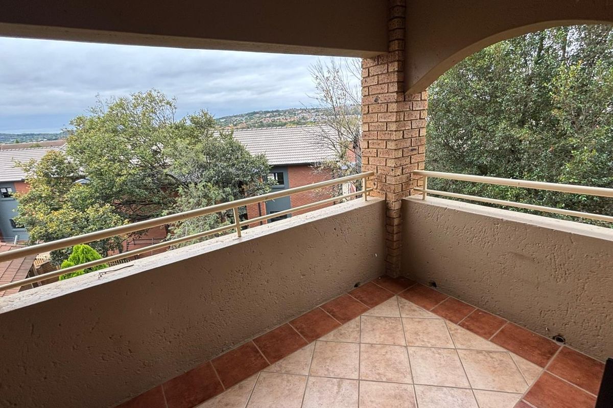 Neat, revamped 2 bedroom apartment in well managed complex - Photo 3