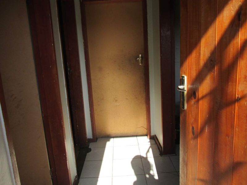 BEAUTIFUL ONE AND HALF [1.5 ] BEDROOM APARTMENT FOR SALE IN PRETORIA WEST BARGAIN - Photo 2