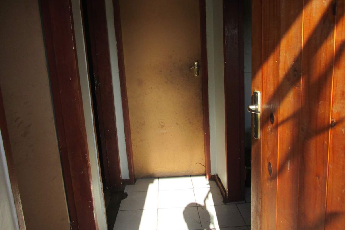BEAUTIFUL ONE AND HALF [1.5 ] BEDROOM APARTMENT FOR SALE IN PRETORIA WEST BARGAIN - Photo 2