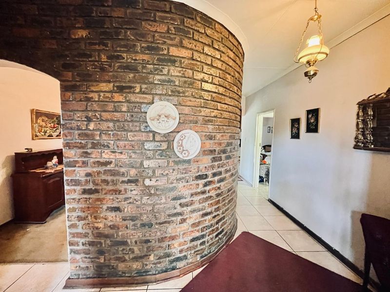 Sunward Park Oasis in The village : Spacious 4-Bed Home with Pool & Garden" - Photo 8