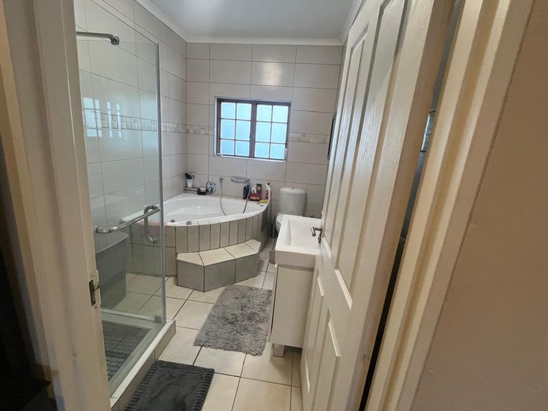 3 Bedroom House For Sale in Pionierspark Ext 1 - Photo 8