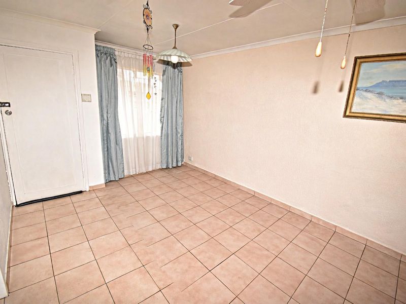 Spacious Family Home - Photo 7