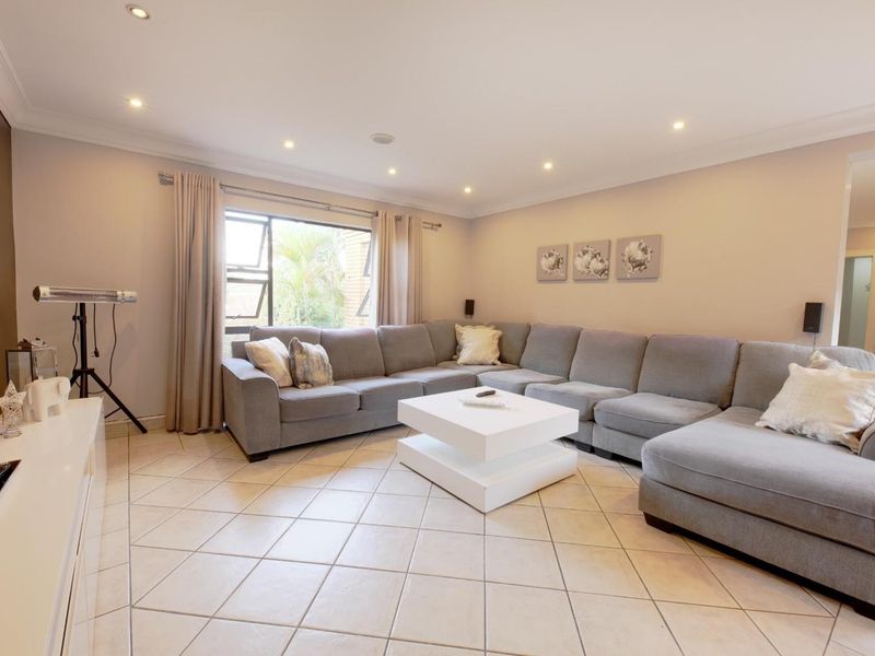 4 Bedroom For Sale in Woodhill Golf Estate - Photo 3