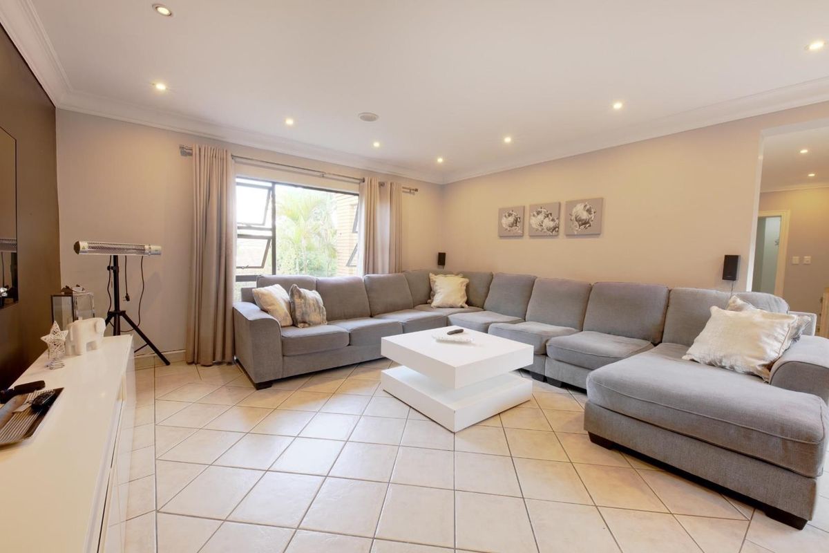 4 Bedroom For Sale in Woodhill Golf Estate - Photo 3