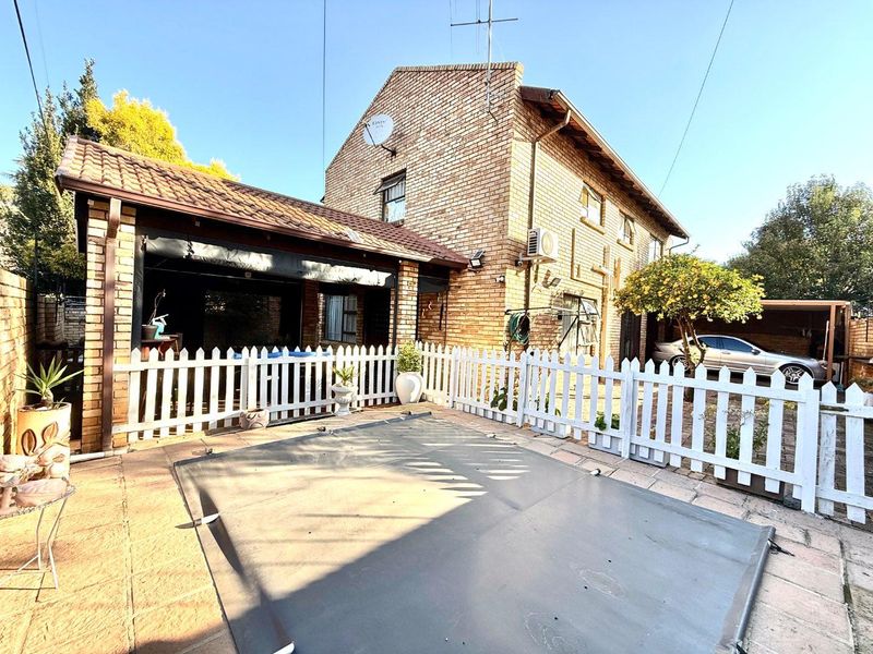 Stunning Full Title 3 Bedroom Cluster with Pool, Solar & Exceptional Entertainment Area in New Redruth - Photo 1