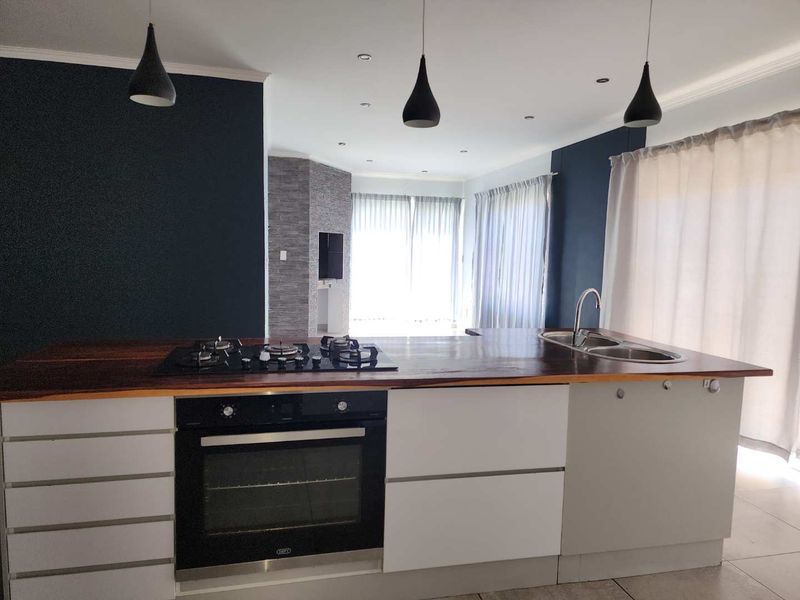 Rock face bricks with white aluminum windows. equals maintenance free. - Photo 7