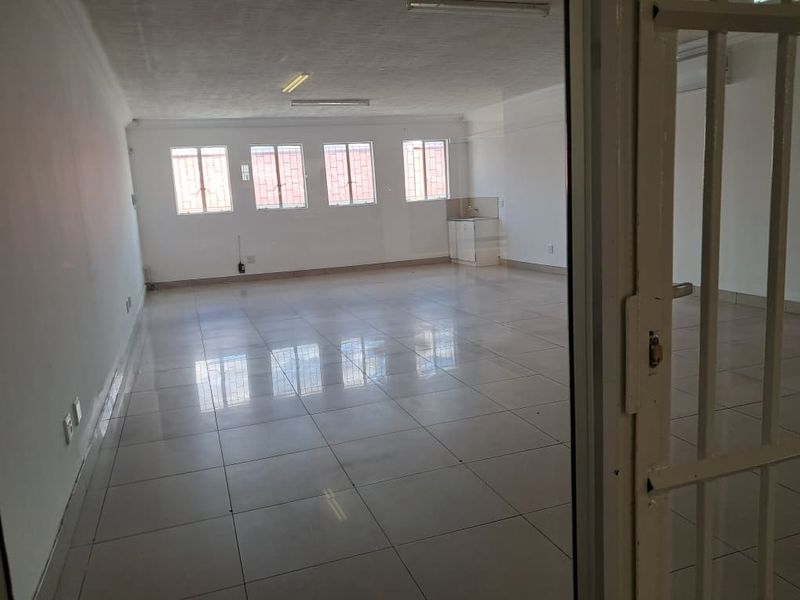 Office to let in Southern Industrial - Photo 2