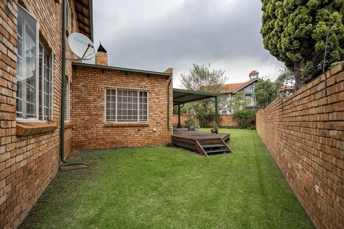Townhouse with huge garden in the popular Highveld area - Photo 4