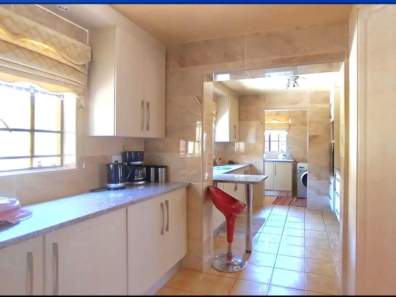 warm family home - Photo 2