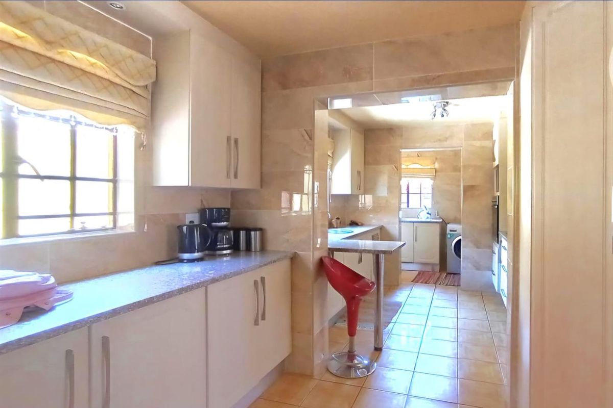 warm family home - Photo 2