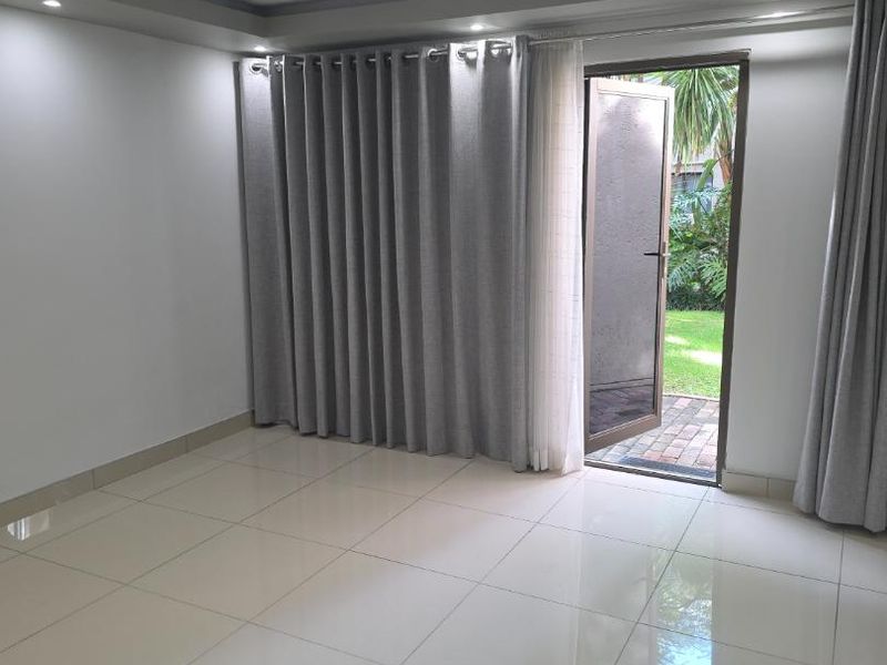 STUPENDOUS NEWLY RENOVATED 1 BED APARTMENT IN PARKTOWN NORTH - Photo 5