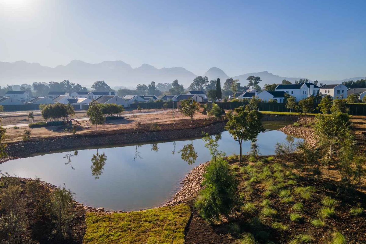 Exceptional Five-Bedroom Lakeside Home on Paarl Valleij Lifestyle Estate & Farm - Photo 3
