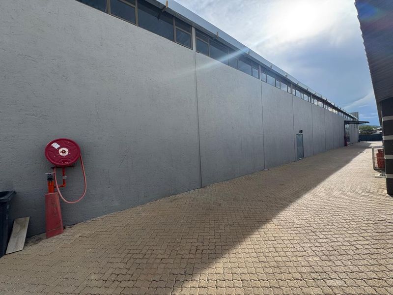 🔥 FOR SALE: 2 Warehouses + 3-Bed House on a 3 040 m2 Erf (CC Sale) 🔥 - Photo 5