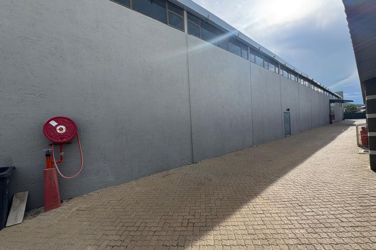 🔥 FOR SALE: 2 Warehouses + 3-Bed House on a 3 040 m2 Erf (CC Sale) 🔥 - Photo 5