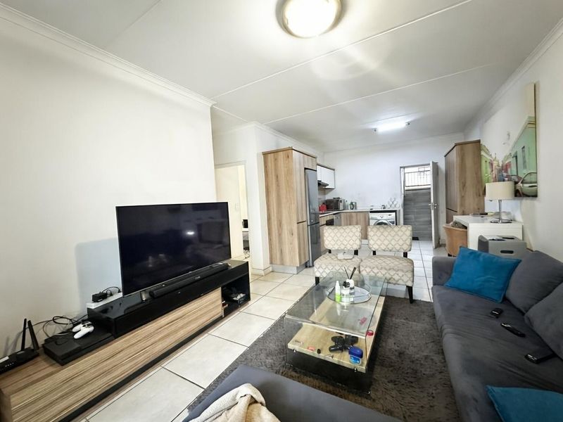 Very Well Priced 2 Bedroom On The Greenbelt For Sale In The Reid!!! - Photo 4