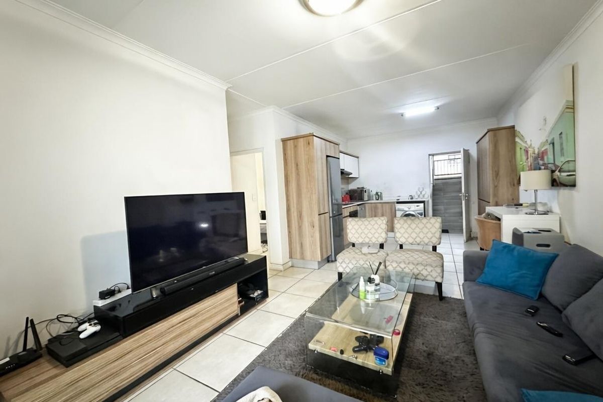 Very Well Priced 2 Bedroom On The Greenbelt For Sale In The Reid!!! - Photo 4